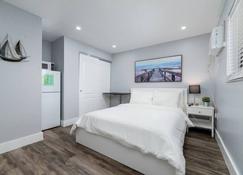 Shell On The Beach 102 - Renovated - Hollywood - Bedroom