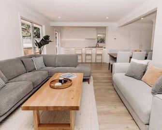 'Wrigley House' - Pool Jaccuzi Dog Friendly - Maroochydore - Living room