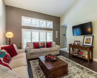 Country Club-Adjacent Home w/ Pool, Jacuzzi & More - Redlands - Living room