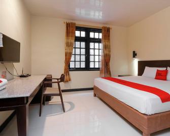 RedDoorz Plus near Halim Perdanakusuma 2 - Jakarta - Bedroom