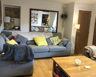 Imperfect Home in Perfect idyllic Bibury 10person Hot Tub included - 比伯里 - 客廳