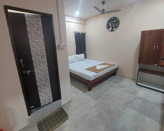 Iroomz City Lite Lodge - Nizāmābād - Bedroom