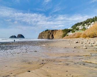 Oceanview Escape with Sweeping Views and Easy Beach Access - Oceanside - Beach