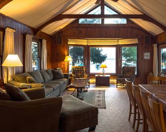 Direct Higgins Lake lakefront; 100' private sandy beach; family friendly - Roscommon - Sala de estar