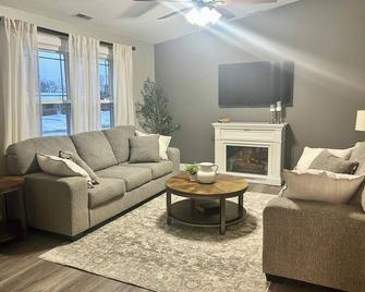Cozy 3-Bedroom w/ King Suite located near downtown Cedarville. - Cedarville
