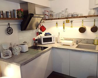 Chambre Du Sabotier - Semi-Troglodytic Studio - Swimming/Canoeing/Biking 100 M'away - Castelnaud-la-Chapelle - Kitchen