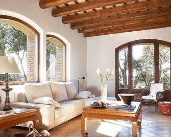 Spacious Home in Navata - Navata - Sala de estar