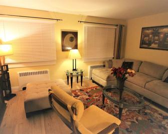 Great Apt with park views - Cherry Hill - Living room