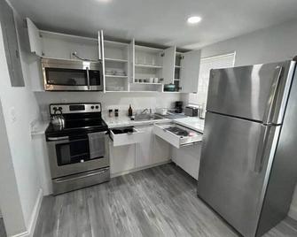Fully equipped Apartments with parking near Cocowalk - Miami - Cocina