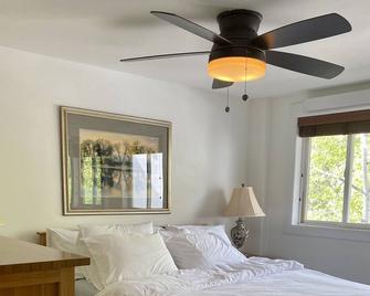 Beautiful 2 bedroom condo & king conversion bed-living room Sundance pool - Teton Village - Habitación