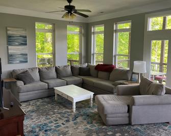 Beautiful spacious lakefront home-Just minutes from I-75-Close to ATV trails. - Caryville - Вітальня