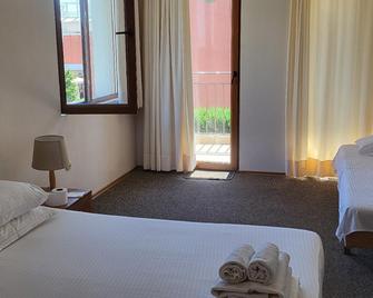 Family Hotel Muses - Sozopol - Schlafzimmer