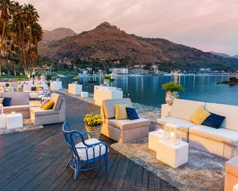 أتلانتيس باي - في ريتريتس - تاورمينا - شرفة مرصوفة