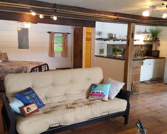 Lake life the way it used to be. Sweet cabin on a private and serene lake. - Syracuse - Sala de estar
