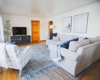 Cute 2-bedroom lake house in Lake Orion - Orion Township - Living room