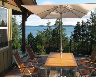 Charming Ocean View House with Hot Tub - Pender Island - Balcony