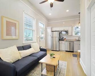Cozy studio in Uptown New Orleans, one block to street car - Nueva Orleans - Sala de estar