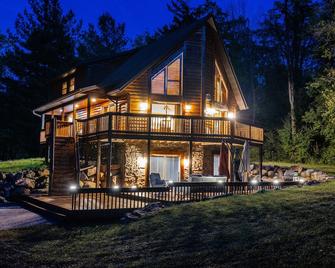 Devils Lake Escape -New Owners!! Sleeps 12 -8 Beds Walk To The Park - Baraboo - Building