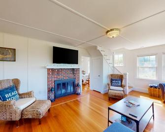 Bayview Bliss - West Yarmouth - Living room