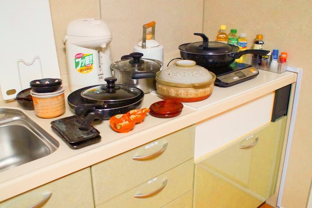 10mins train to Namba, 4 mins walk to stn, 2 floors japanese style , 2-8 people - אוסקה - מטבח