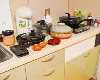 10mins train to Namba, 4 mins walk to stn, 2 floors japanese style , 2-8 people - אוסקה - מטבח