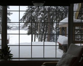 Great Slave Lakeside Bed & Breakfast - Єллоунайф - Балкон