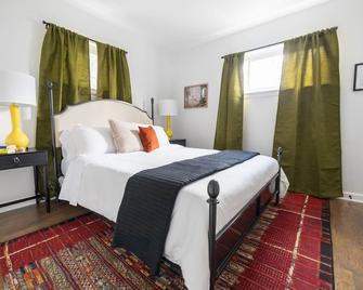 10min to Ocean View: BBQ - Volleyball - Fire pit - נורפולק - חדר שינה