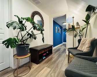 Sunrise BnB with Free Parking - Toronto - Living room