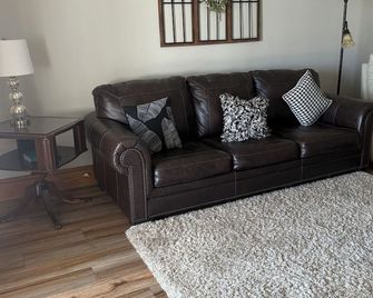 Cozy 1-bedroom farm cottage. Feel far away without actually being far away! - Loxley - Sala de estar