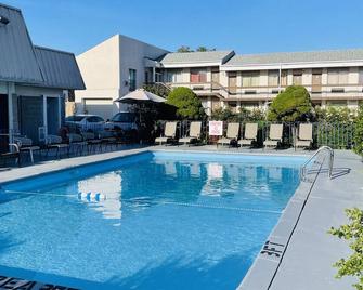 Niagara Lodge & Suites - Niagara Falls - Pool