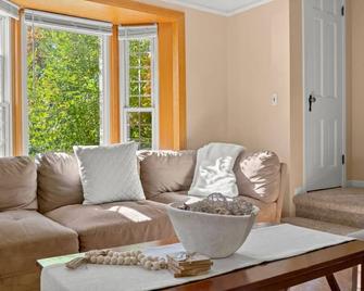 Modern Townhouse Near Everything Shopping Center - Dearborn - Living room