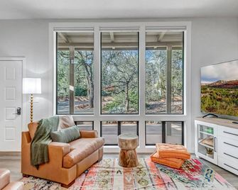 Sedona Estate of Mind: Luxurious 3BR home in West Sedona, perfect for 7 guests! - Sedona - Living room