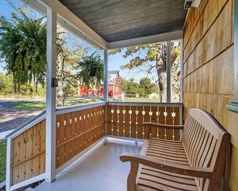 Luxury 1870’s Farmhouse with Barn and Vineyard on the Cayuga Lake Wine Trail - Interlaken - Balcony