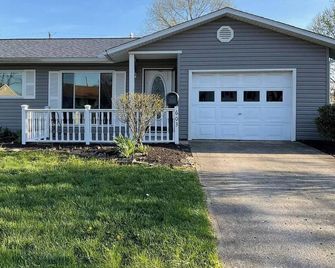 2 King Bedroom Ranch - Hot Tub -Pets and Kids Welcome - Fenced Yard - Smart TV - Gahanna - Building