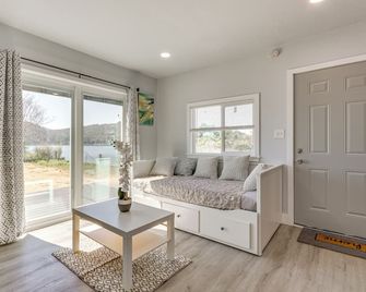 End Unit With Clear Lake Access in Norca - Clearlake - Obývací pokoj