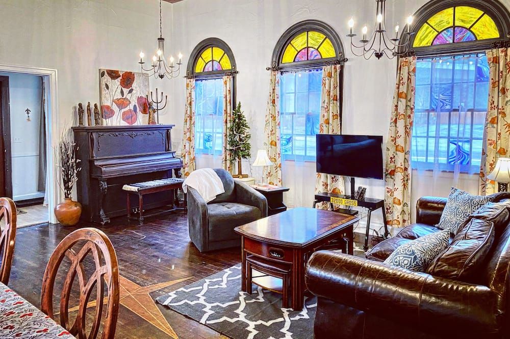 Church House Unique 2bd Converted Historic Wallace Chapel, Walk To Everything - Wallace - Living room