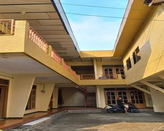 Hotel O Am'key Villa Tretes 1 - Pasuruan - Gebouw
