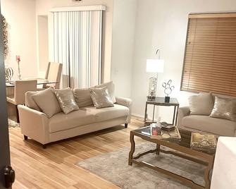 Clean townhouse in the heart of Irvine. - Irvine - Living room