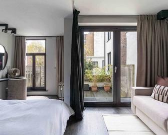 Stylish suite with private patio, perfect for 4 - Amberes - Habitación