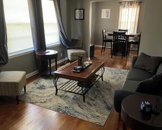 Stylish Home awaits your stay - Albany - Living room