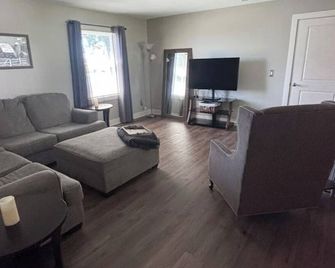 Farmhouse Oasis - Dallas Center - Living room