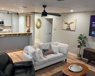 Cozy 2-bedroom apartment in lovely Scott City with AC, WiFi - Scott City - Sala de estar