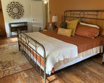 Cozy 3 bedroom 2 bath home close to hiking, biking, and Stowe! - Hyde Park - Bedroom