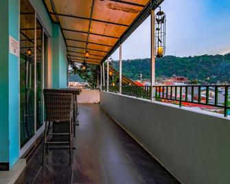 Oxville Hotel - Padang - Balcony