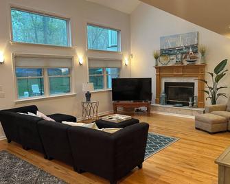 Beautiful Summer Getaway - East Quogue - Living room