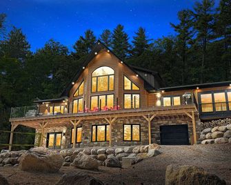 Casa Muzyka Lakehouse - Beach, Steam-Spa, Theatre, Ping Pong, Beach Volley Ball - Barry's Bay - Building