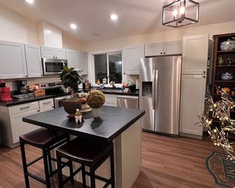 Private Residence Near Downtown & Amenities - Canby - Cocina