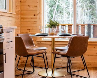 Tundra Lodge - Alpha Mountain Lodging + Sauna - Revelstoke - Dining room