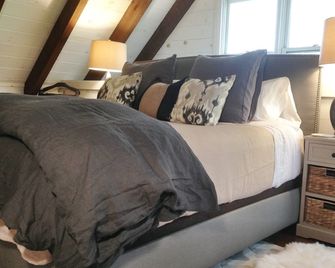 Romantic, bark covered cottage-close to town, book a summer stay now! - Cashiers - Bedroom