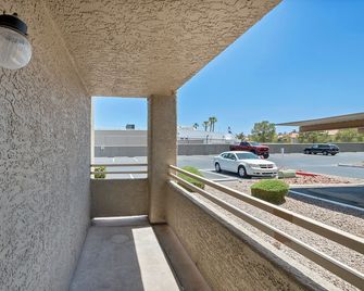 SuperHost 5 Star Service with 3 Bedroom U003 - Spring Valley - Balcón